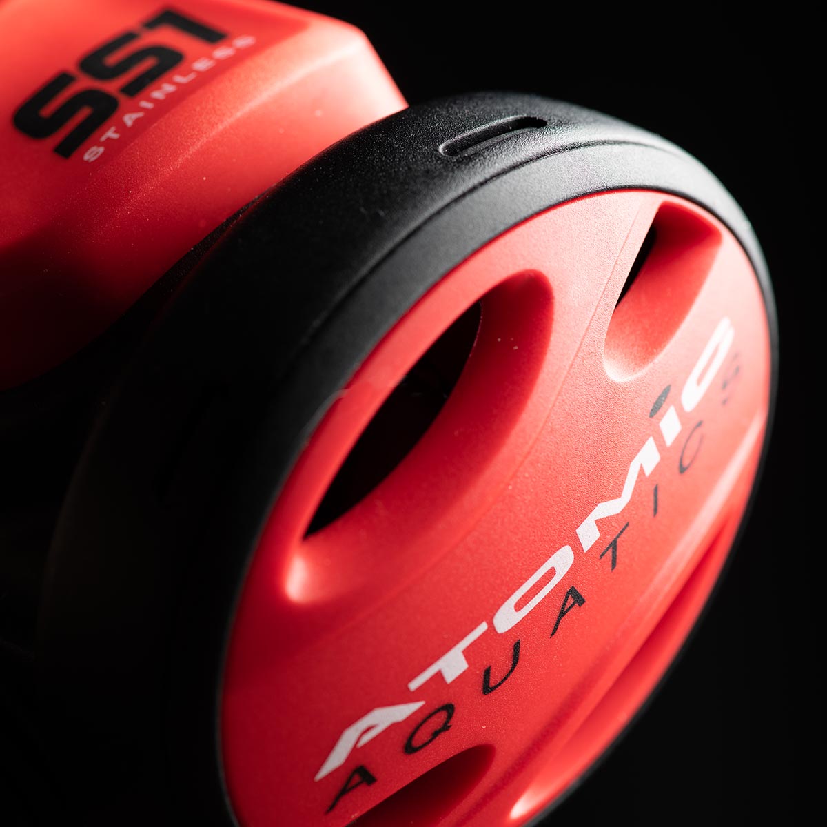 Atomic Aquatics SS1 Stainless Red | Diving Sports Canada Atomic Aquatics SS1 Stainless Red | Diving Sports Canada