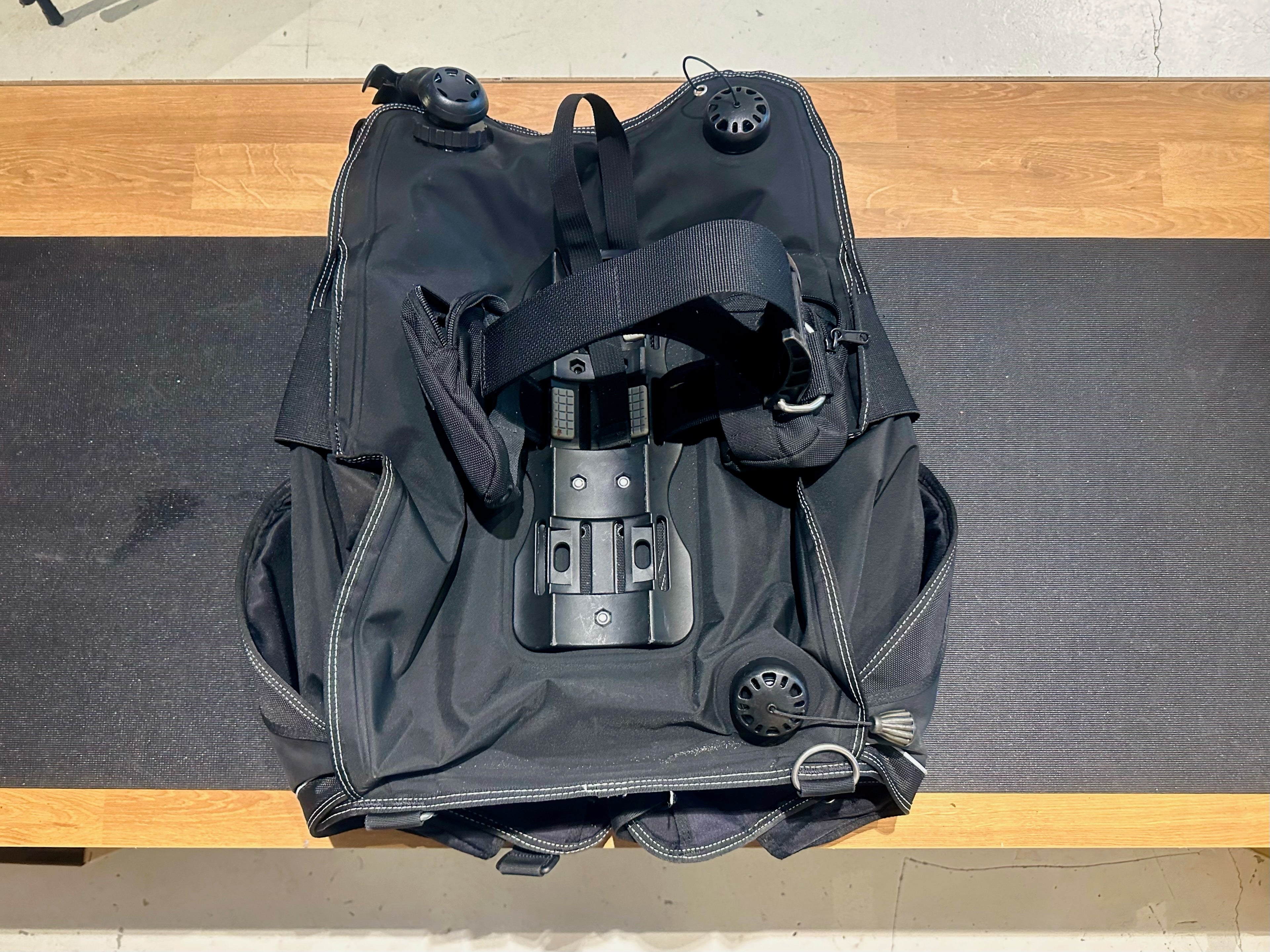 Oceanic Atmos Used Size Medium | Diving Sports Canada | Vancouver